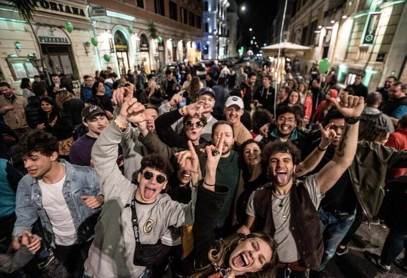 مسافرخانه Yellowsquare Rome