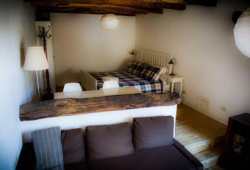 צימר Medieval Hamlet Malpertus