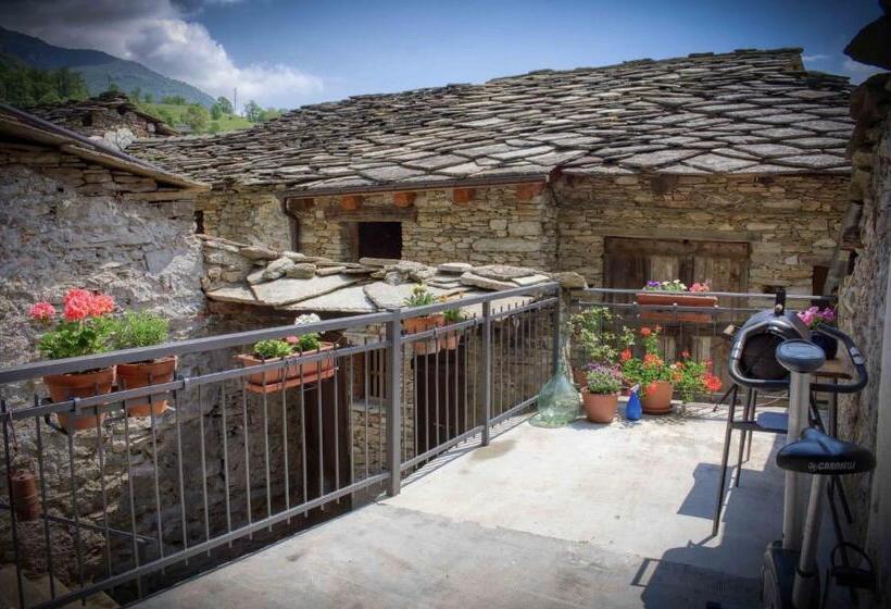 צימר Medieval Hamlet Malpertus