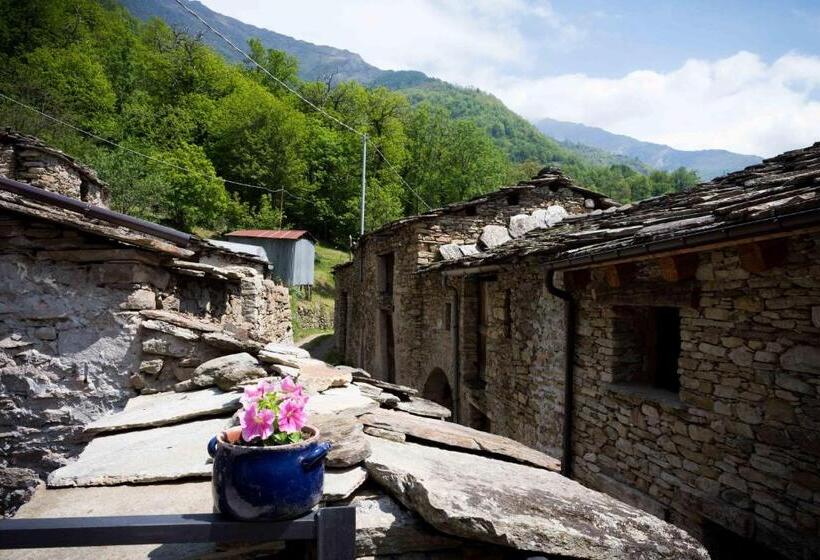 צימר Medieval Hamlet Malpertus