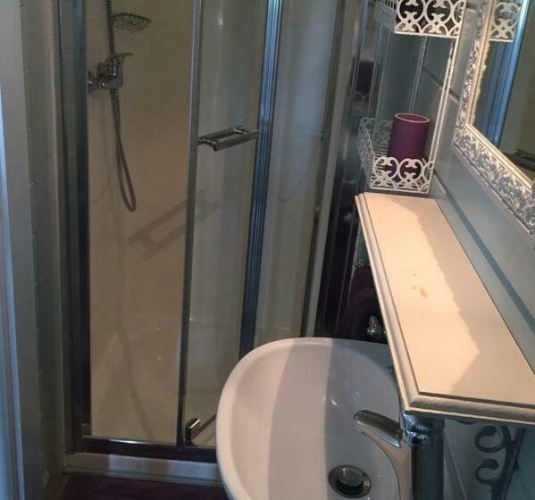 Отель Gîtes Les Perouilles   La Roulotte Climatisée Avec Jacuzzi De Josépha