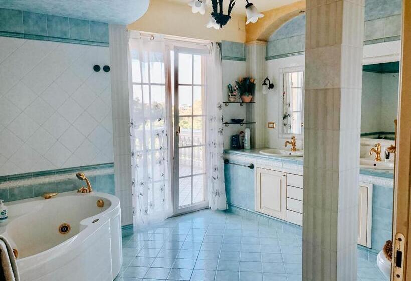 פנסיון Alexander S Home