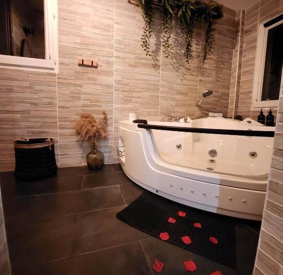 مبيت وإفطار A L Orée Des Pins   Gite Et Spa De 30 M2  Home Cinéma Et Massage En Sup