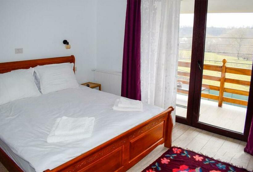 بنسيون Casa Traistau