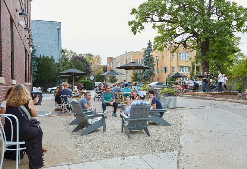 הוסטל The Leavitt Street Inn & Tavern