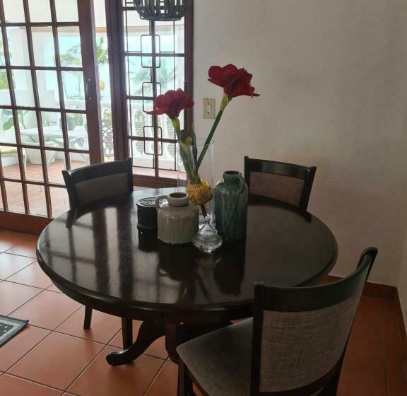 بنسيون Indaba Manor On 413 Owen Ellis Dr