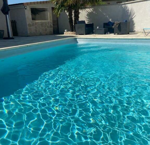 住宿加早餐  Maison Entière 4 Lits 8 Pl Avec Jacuzzi Proche Du Safari De Peaugres