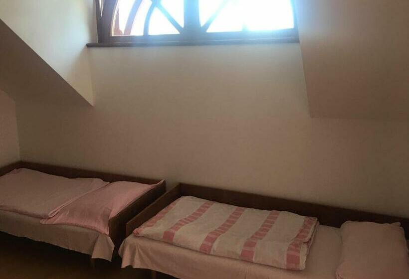 הוסטל Göncölház