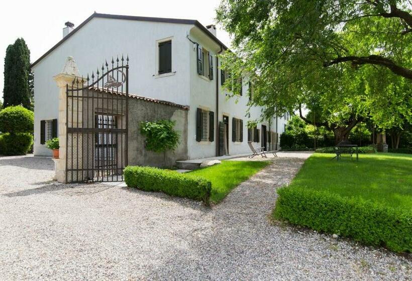 تختخواب و صبحانه Villa Saccomani