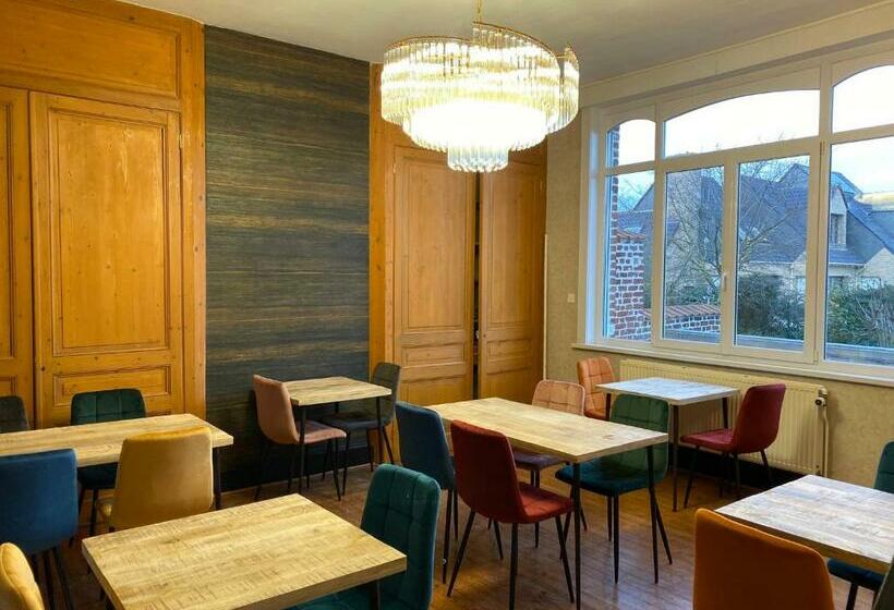 تختخواب و صبحانه A La Villa Perroy Les Chambres Sont Spacieuses Et Les Petit Déjeuners Offerts