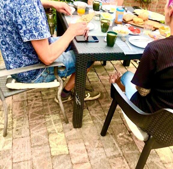 تختخواب و صبحانه Back Stage