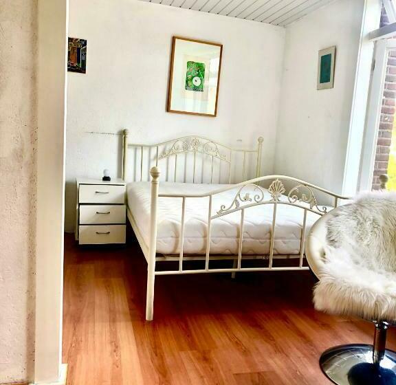 تختخواب و صبحانه Back Stage