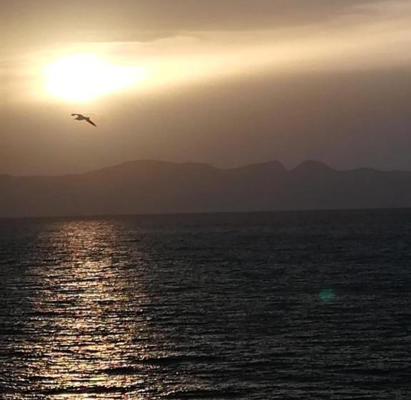 تختخواب و صبحانه Sunset Cottage
