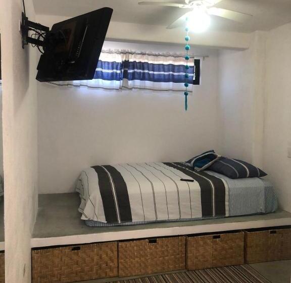 پانسیون Casa Arrecife Tortuga 3, Beach Is Steps Away! Fast Internet, Private Cozy Room!