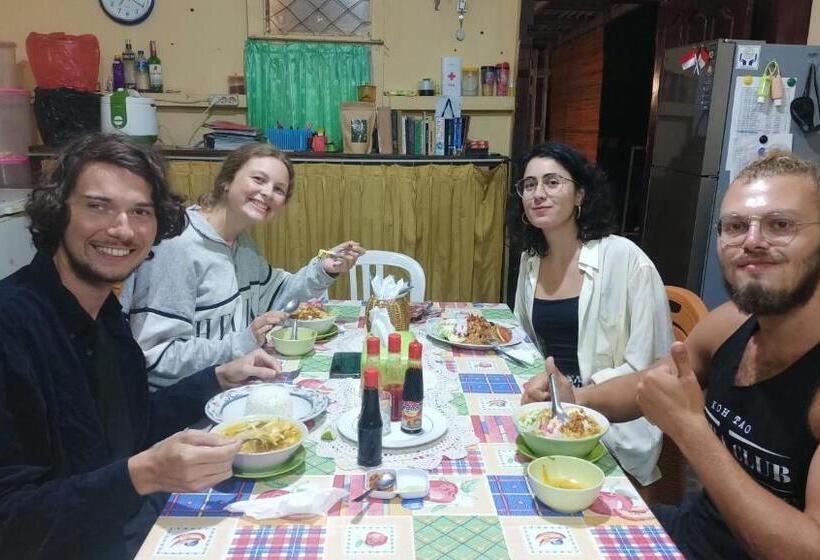 تختخواب و صبحانه Chacha Homestay & Dormitory