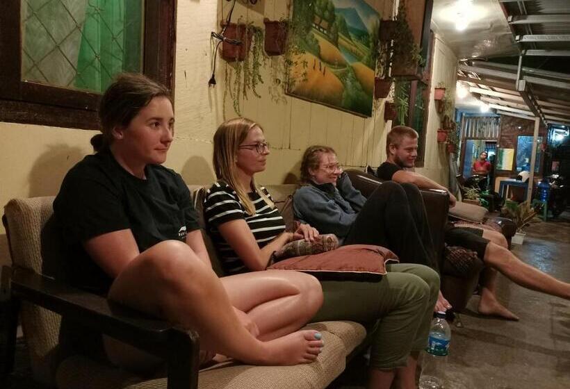 تختخواب و صبحانه Chacha Homestay & Dormitory