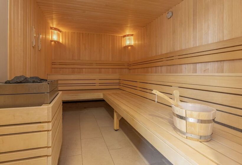 Fletcher Familiehotel De Hunzebergen