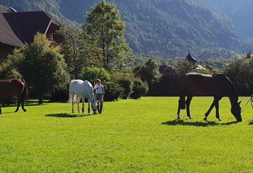 Отель Gutshof Wolfgangsee Resort & Event