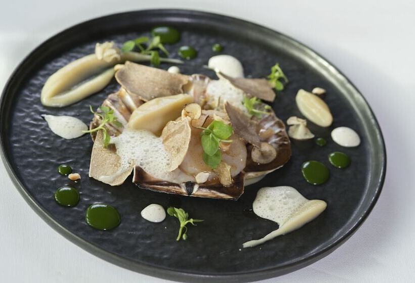 هتل Le Place D Armes   Relais & Châteaux