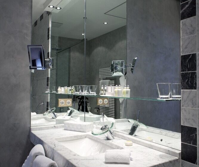 هتل Le Place D Armes   Relais & Châteaux