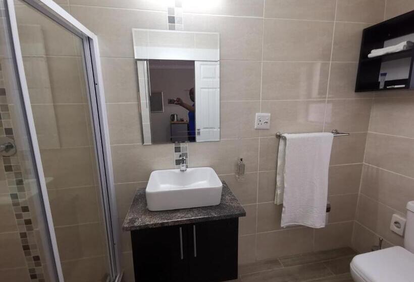 پانسیون Lucolo Palace B&b   East London