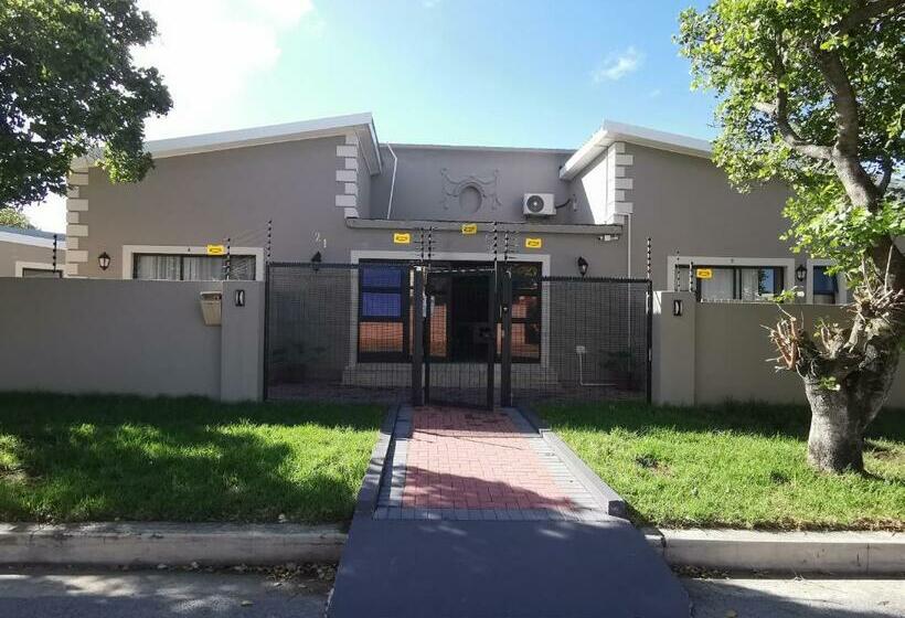 پانسیون Lucolo Palace B&b   East London