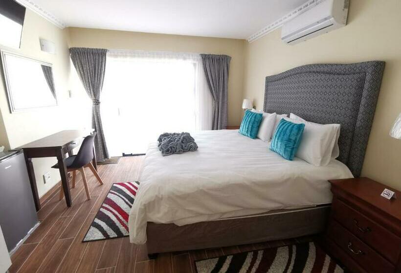 پانسیون Lucolo Palace B&b   East London