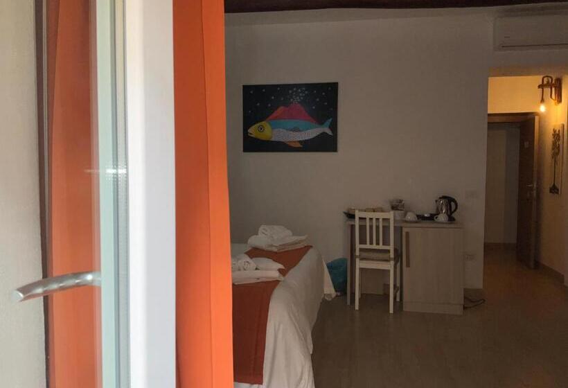 تختخواب و صبحانه A Room De  Scugnizzi
