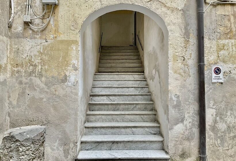تختخواب و صبحانه A Room De  Scugnizzi