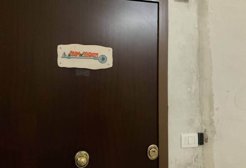 تختخواب و صبحانه A Room De  Scugnizzi