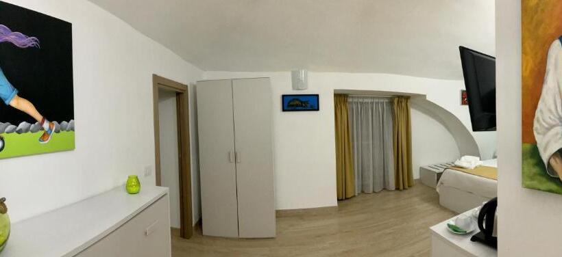 تختخواب و صبحانه A Room De  Scugnizzi