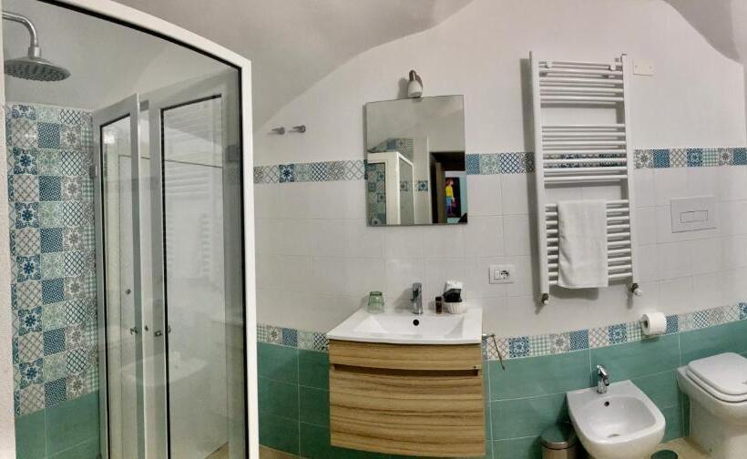 تختخواب و صبحانه A Room De  Scugnizzi