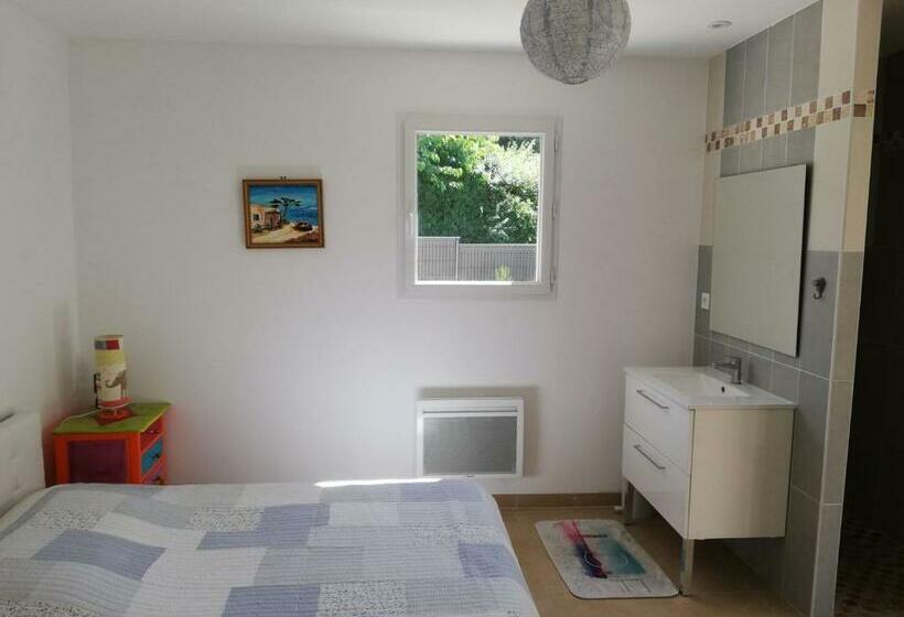 住宿加早餐  Chambre Hôtes Jacuzzi Climatiseur Provence