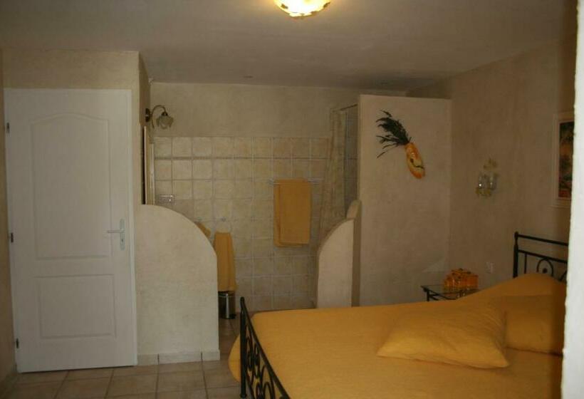 تختخواب و صبحانه Le Mas Des Tarentes Chambres D Hôtes