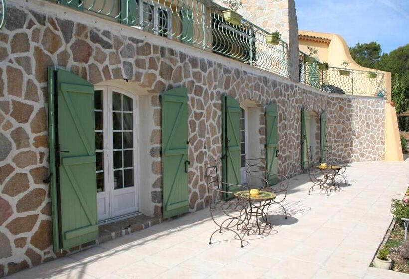 تختخواب و صبحانه Le Mas Des Tarentes Chambres D Hôtes