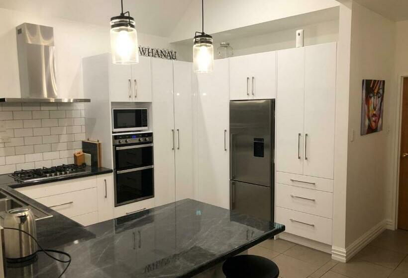 تختخواب و صبحانه Warm On Waterloo