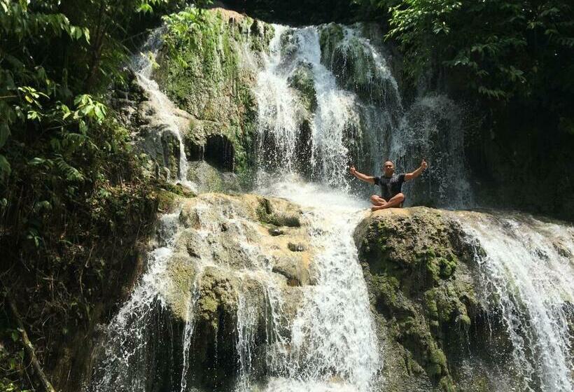 پانسیون Nias Kristov Surf Camp