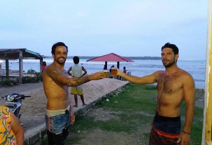 پانسیون Nias Kristov Surf Camp