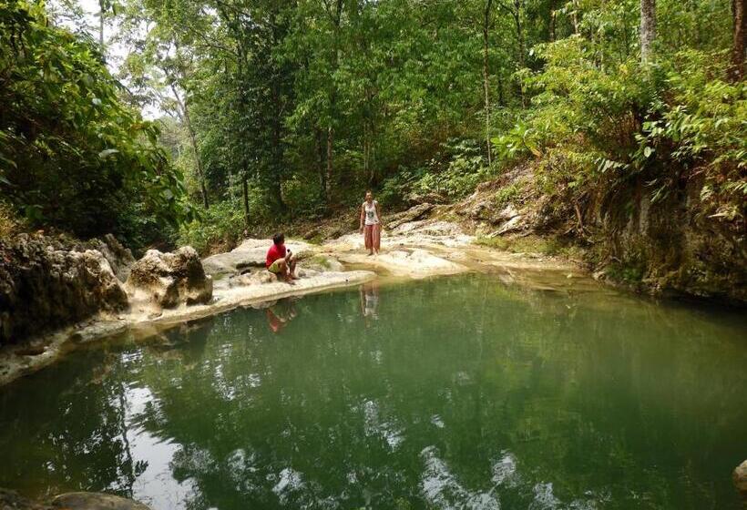 پانسیون Nias Kristov Surf Camp