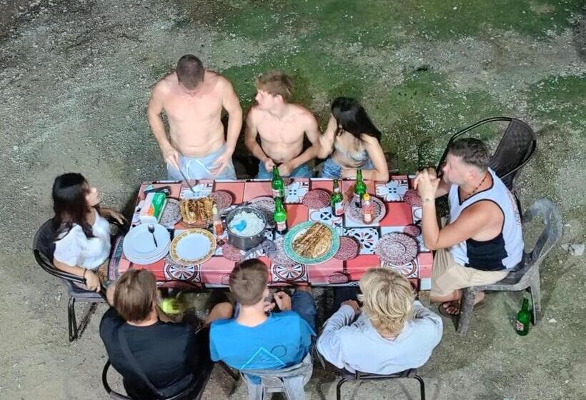 پانسیون Nias Kristov Surf Camp