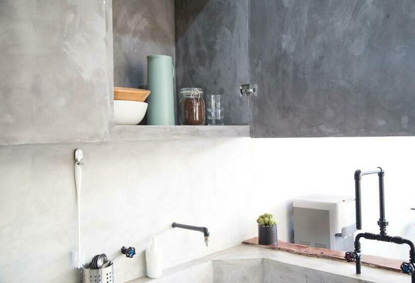 تختخواب و صبحانه Flores Passport House