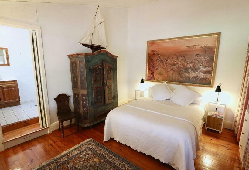 پانسیون Grey Masts, Robe