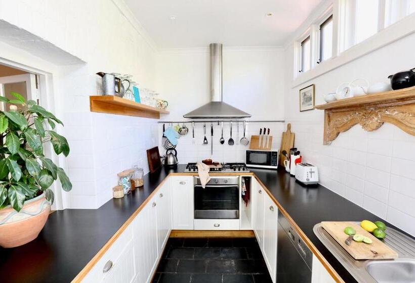 پانسیون Grey Masts, Robe