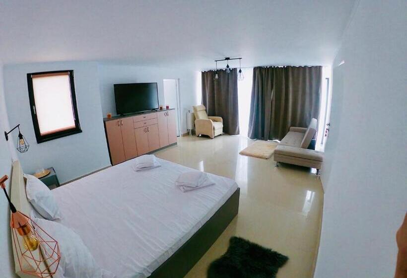 پانسیون Noah River House