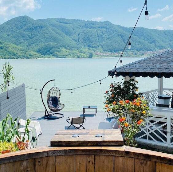 پانسیون Noah River House