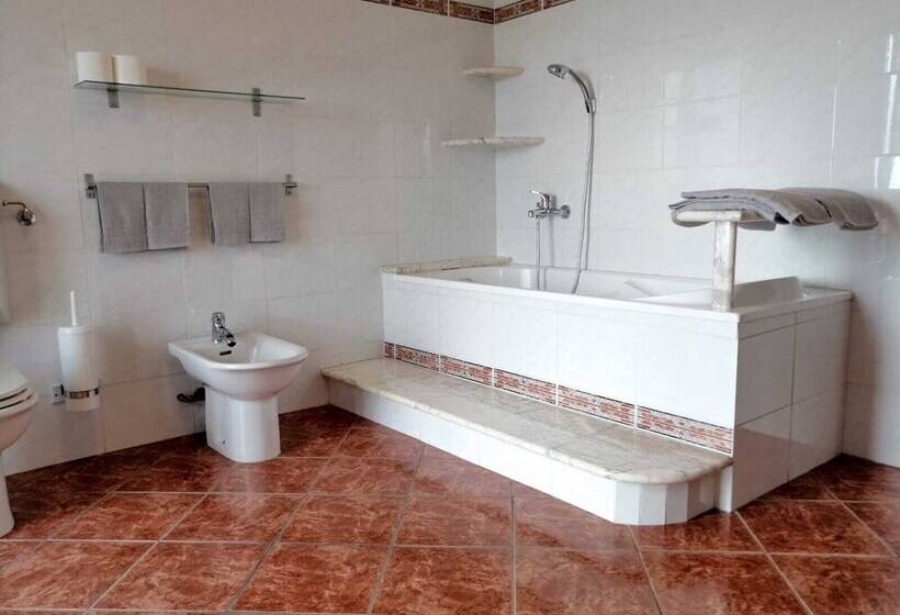 مبيت وإفطار Villa Belvedere Langhe