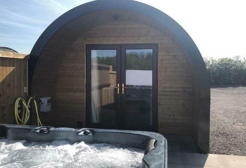 בית מלון כפרי Superior Glamping Pod With Hot Tub