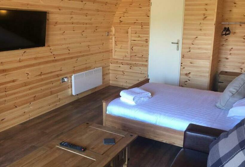 בית מלון כפרי Superior Glamping Pod With Hot Tub