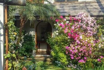 تختخواب و صبحانه Du Barry Guest House