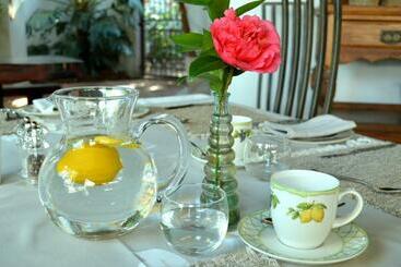 تختخواب و صبحانه Du Barry Guest House